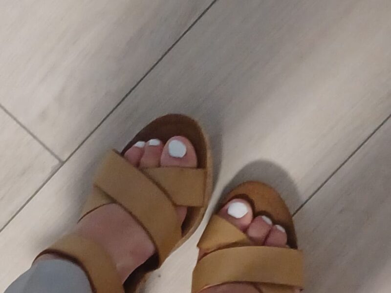 Schöne weiß lackierte Füsse