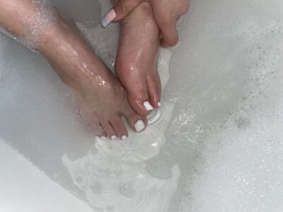 Füße Weisslackiert im wasser