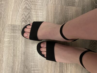 Füße in hohen Schuhen