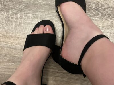 Füße in hohen Schuhen