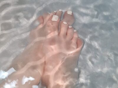 Füße mit weißem Nagellack