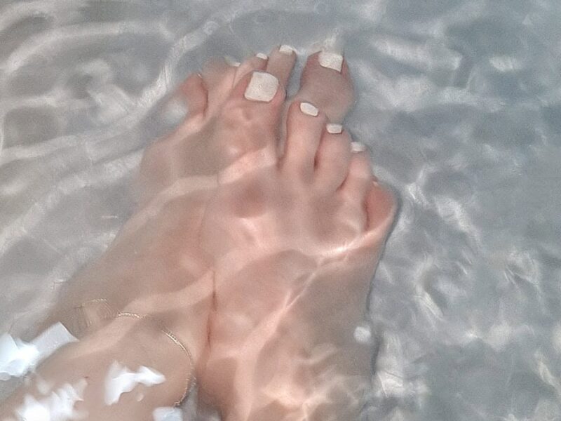 Füße mit weißem Nagellack