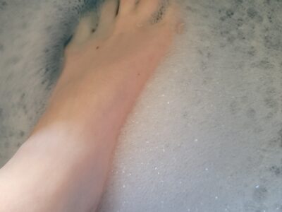 Feet in bubbly water / Füße im Schaumwasser