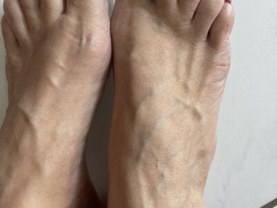 Getragene Söckchen und nackte Füße