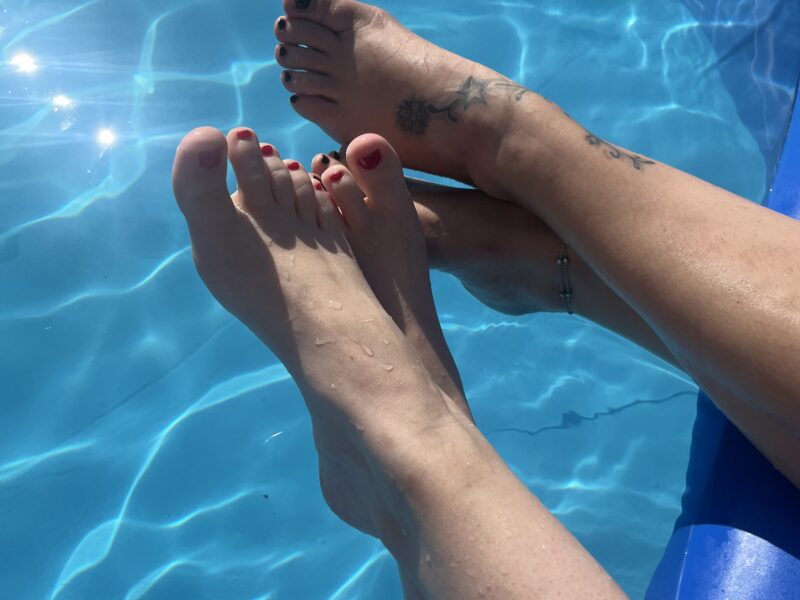 Füße im Pool