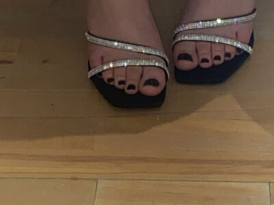 Heels with black nails