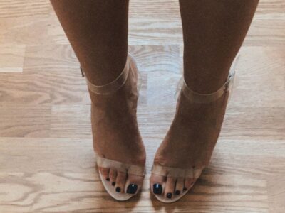 High Heels mit schwarzen Nägeln
